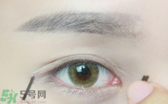 單眼皮怎么變雙眼皮了？單眼皮上面有一條線