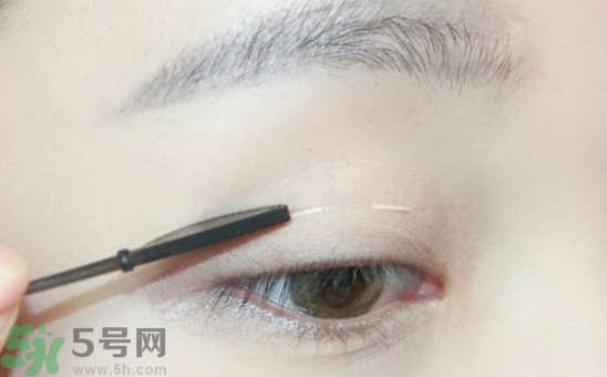 單眼皮怎么變雙眼皮了？單眼皮上面有一條線