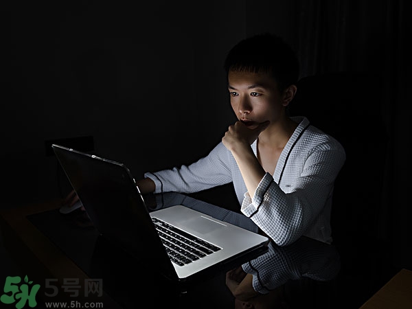 熬夜上火牙齦腫痛怎么辦？熬夜上火喉嚨痛怎么辦？