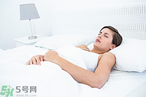第一次來(lái)月經(jīng)是黑色的正常嗎？第一次月經(jīng)是黑色的是怎么回事？