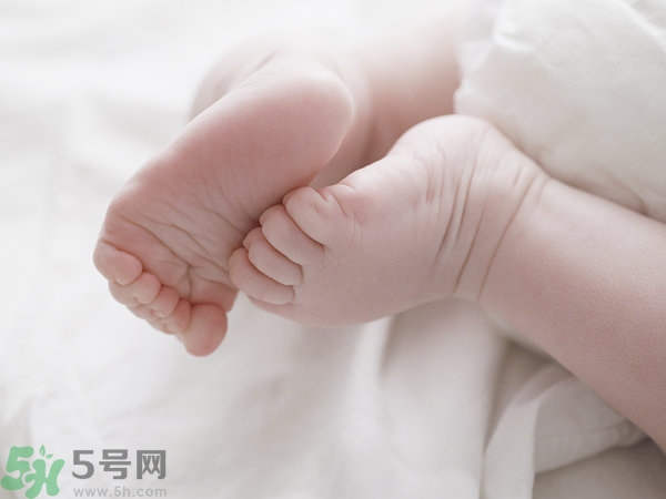 寶寶腳上起水泡怎么辦？寶寶腳底長(zhǎng)透明水泡怎么辦？