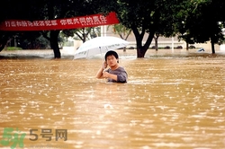 在雨水中走路容易得什么?。吭谟晁凶呗酚惺裁次：?？