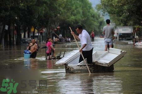 在雨水中走路容易得什么??？在雨水中走路有什么危害？