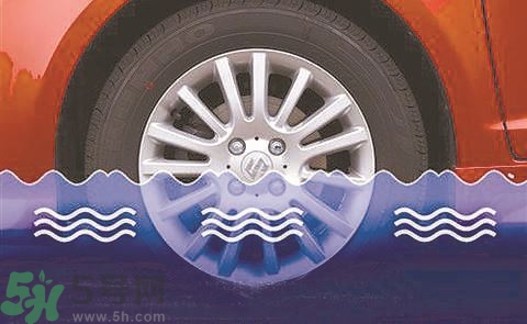 路面雨水多深車輛不宜通行？車輛在雨水中行駛要注意什么？