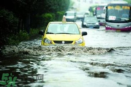 路面雨水多深車輛不宜通行？車輛在雨水中行駛要注意什么？