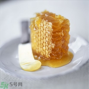 蜂蜜放久了有酒味是怎么回事？蜂蜜有酒味還能喝嗎？