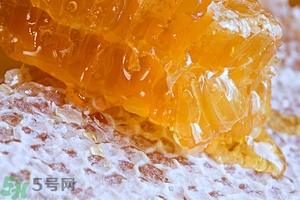 蜂蜜放久了有酒味是怎么回事？蜂蜜有酒味還能喝嗎？