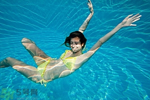 浮潛要穿泳衣嗎？浮潛要穿什么衣服？