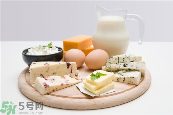 一天喝多少牛奶最好？牛奶一天喝多少合適？