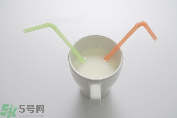 羊奶和牛奶哪個(gè)營(yíng)養(yǎng)高?牛奶與羊奶哪個(gè)營(yíng)養(yǎng)更好？