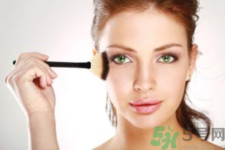 額頭上的痘痘一直好不了是什么原因？額頭上的痘痘一直好不了怎么辦？