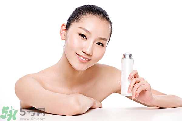 護(hù)膚品涂在臉上黏黏的 擦了護(hù)膚品臉上黏黏的 護(hù)膚品涂在臉上黏黏的 擦了護(hù)膚品臉上黏黏的