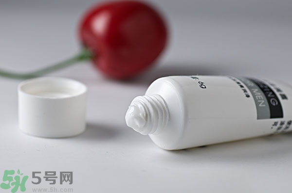 護(hù)膚品涂在臉上黏黏的 擦了護(hù)膚品臉上黏黏的 護(hù)膚品涂在臉上黏黏的 擦了護(hù)膚品臉上黏黏的