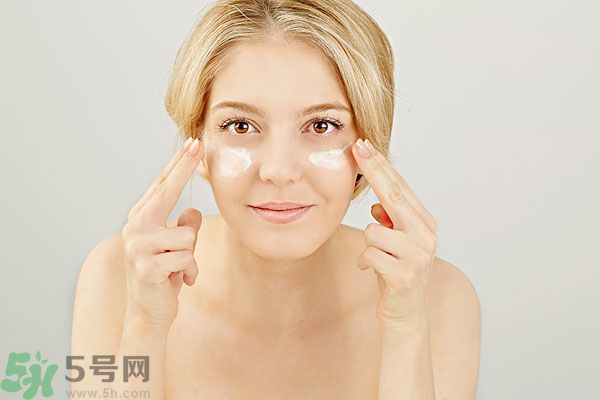 護(hù)膚品涂在臉上黏黏的 擦了護(hù)膚品臉上黏黏的 護(hù)膚品涂在臉上黏黏的 擦了護(hù)膚品臉上黏黏的