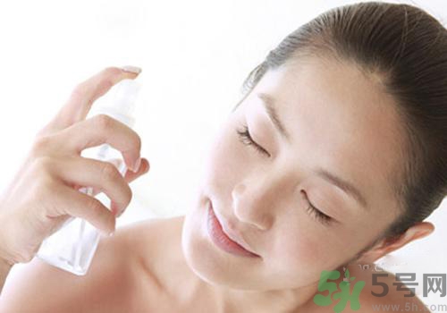 保濕噴霧可以當(dāng)爽膚水嗎？保濕噴霧和爽膚水有什么區(qū)別？