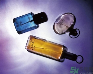 香水是噴在衣服上還是身體上？噴香水的正確位置