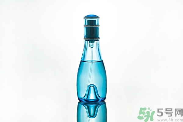 香水過(guò)敏了怎么辦？噴香水對(duì)身體有害嗎？