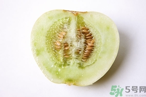 香瓜里面有紅點能吃嗎？香瓜瓤里面有紅點還能吃嗎？