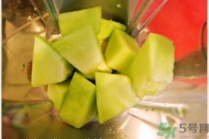 香瓜里面有紅點能吃嗎？香瓜瓤里面有紅點還能吃嗎？