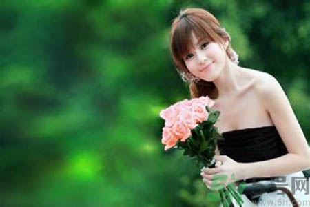 女人為什么一個(gè)胸大一個(gè)胸?。颗说膬蓚€(gè)胸為什么不一般大？