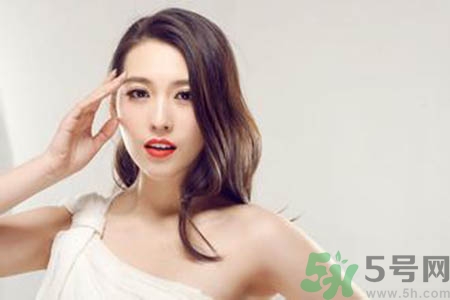 女人為什么一個(gè)胸大一個(gè)胸?。颗说膬蓚€(gè)胸為什么不一般大？