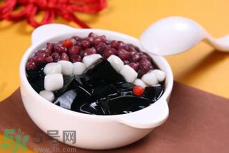 仙草是龜苓膏嗎？仙草和龜苓膏的區(qū)別？