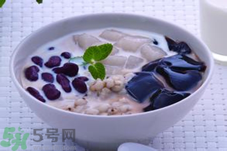 仙草是龜苓膏嗎？仙草和龜苓膏的區(qū)別？