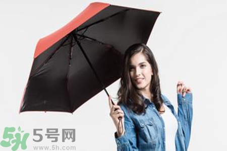 太陽(yáng)傘是黑膠好還是銀膠好？太陽(yáng)傘黑膠和銀膠哪個(gè)更防曬？