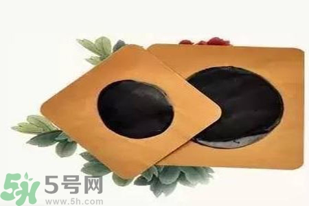三伏貼有用嗎？三伏貼可以治什么?。?></p><h3>三伏貼有什么作用<br/></h3><h5>1、呼吸系統(tǒng)疾病，哮喘、慢性氣管/支氣管炎、慢性/過敏性鼻炎、咽炎；</h5><h5>2、消化系統(tǒng)疾病，慢性胃炎、胃潰瘍、胃脹、胃酸、胃痛等、胃腸功能紊亂等；</h5><h5>3、婦產(chǎn)科疾病，痛經(jīng)、產(chǎn)后頭痛、產(chǎn)后風(fēng)等寒癥；</h5><h5>4、各種酸痛，由風(fēng)濕、類風(fēng)濕性關(guān)節(jié)炎引起的各種頸、肩、腰、腿酸痛；</h5><h5>5、陽虛、免疫力低下，臉色發(fā)白、怕冷、四肢涼、愛出汗的陽虛體質(zhì)。</h5> </div>
<div align=