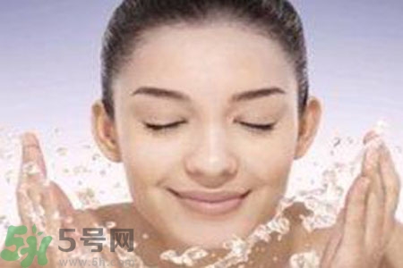 夏季臉上出油怎么回事？夏季臉上出油怎么辦？