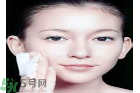 夏季臉上出油怎么回事？夏季臉上出油怎么辦？