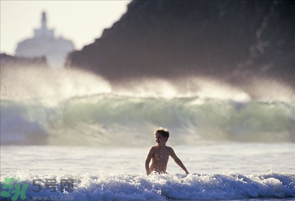 游泳不帶泳鏡可以嗎？在水下可以睜開眼睛嗎？