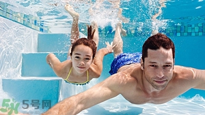 游泳不帶泳鏡可以嗎？在水下可以睜開眼睛嗎？