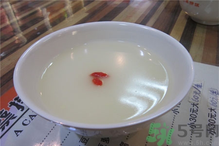 嬰兒能喝米湯加牛奶嗎？嬰兒喝米湯有什么好處？