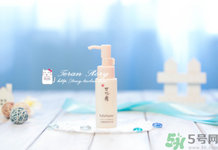 卸妝油好用還是卸妝水好用？卸妝油和卸妝水哪個好？
