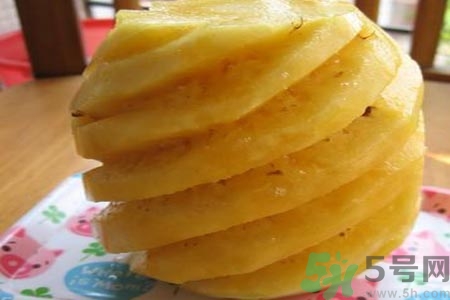 菠蘿為什么要用鹽水泡？吃菠蘿用不用泡鹽水？