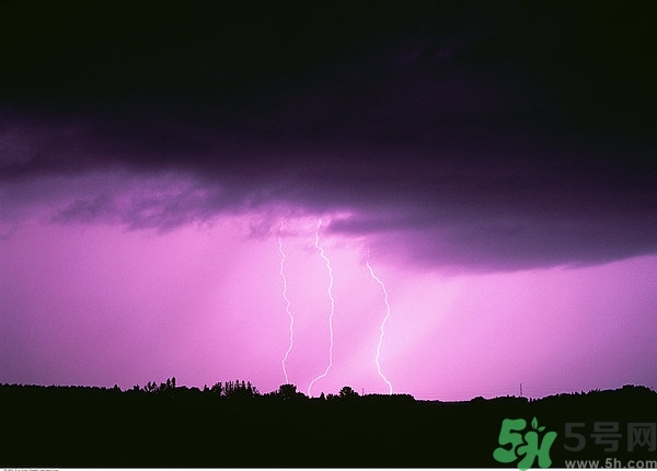 打雷可以撐傘嗎？打雷可以玩筆記本電腦嗎？