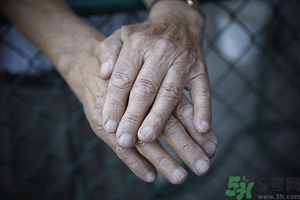 手上長(zhǎng)小疙瘩怎么辦？手上長(zhǎng)小疙瘩很癢是怎么回事？