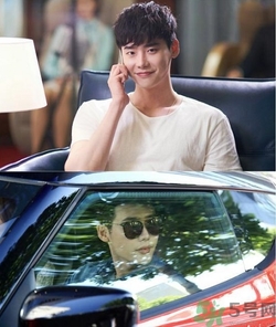 李鐘碩開的什么車？姜哲開的什么車？