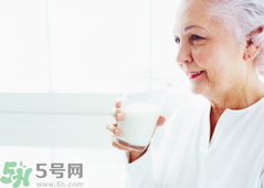 老年人骨質(zhì)疏松吃什么好？骨質(zhì)疏松應(yīng)該如何預(yù)防？