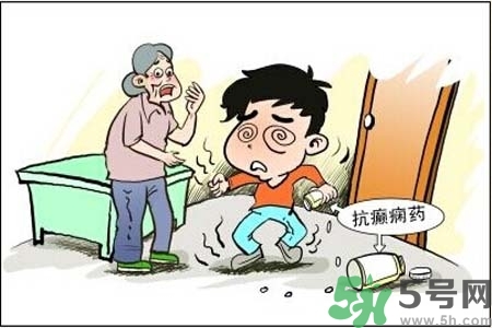 癲癇的高發(fā)人群？如何預(yù)防癲癇?。?></p><h3>癲癇的高發(fā)人群</h3><h4>老年人易患癲癇</h4><p>之所以老年人易患癲癇，是由于老年人的生理以及體質(zhì)都有所下降，很多疾病也易染上身，其中腦血栓形成、腦出血、腦腫瘤、腦萎縮、顱內(nèi)感染、腦外傷、代謝性疾病等，而這些疾病都很容易繼發(fā)癲癇疾病，所以說老年人是癲癇高發(fā)人群。</p><h4>腦部受過傷的人易患癲癇</h4><p>輕微腦創(chuàng)傷或頭骨破裂會使癲癇患病率提高超過兩倍，嚴(yán)重腦創(chuàng)傷患者的癲癇患病率則為正常水平的7倍，腦外傷后可生是電生理及腦結(jié)構(gòu)發(fā)生改變，形成癲癇灶，腦外傷所引起的腦部原發(fā)或繼發(fā)性損害，造成神經(jīng)元及周圍的膠質(zhì)細(xì)胞、血管等改變，從而導(dǎo)致癲癇，腦部受過傷的人也是癲癇高發(fā)人群。</p><p style=