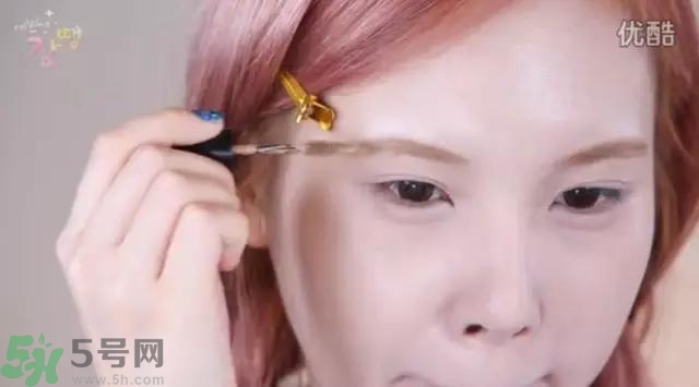 戴眼鏡怎么化妝？眼鏡妝怎么畫