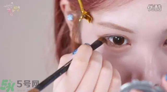 戴眼鏡怎么化妝？眼鏡妝怎么畫