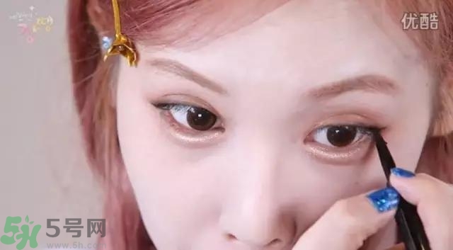 戴眼鏡怎么化妝？眼鏡妝怎么畫
