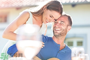 女生喜歡成熟的男生嗎？女生喜歡成熟穩(wěn)重的類型嗎？
