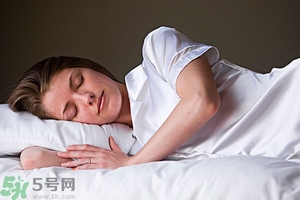 女生趴著睡對乳房好嗎？女生趴著睡對胸部有什么壞處？