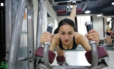 女生跑步機(jī)減肥速度多少合適？女生去健身房減肥做哪些器械？