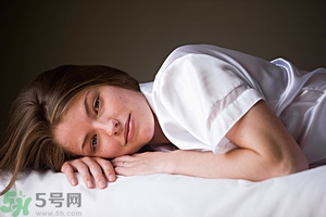 女生趴著睡對乳房好嗎？女生趴著睡對胸部有什么壞處？