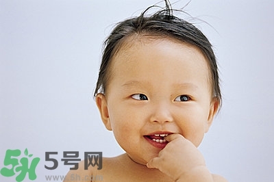 寶寶為什么喜歡咬指甲？寶寶咬指甲是怎么回事？