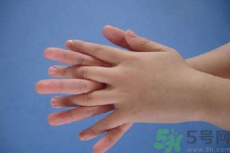 引起手足癬的主要原因？手足癬會引發(fā)什么疾?。?></p><p>手足癬大多是真菌中的癬菌所引起，主要有紅色毛癬菌、絮狀表皮癬菌、石膏樣毛癬菌、玫瑰色毛癬菌及白色念珠菌等。以上這些真菌，除了引起不同類型的足癬外，也可侵犯皮膚的其他部位。引起不同部位的癬病。足部感染了真菌，并不一定都會得足癬。而且，足癬并非純屬真菌病。近年來，美國的皮膚病專家把足癬分為單純性足癬和復(fù)雜性足癬。</p><p style=